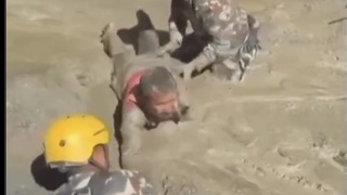 VIDEO: Smrtiaca lavína bahna premenila nepálske údolie na pascu. Záchranári sa plazia po bruchu, aby vytiahli živých