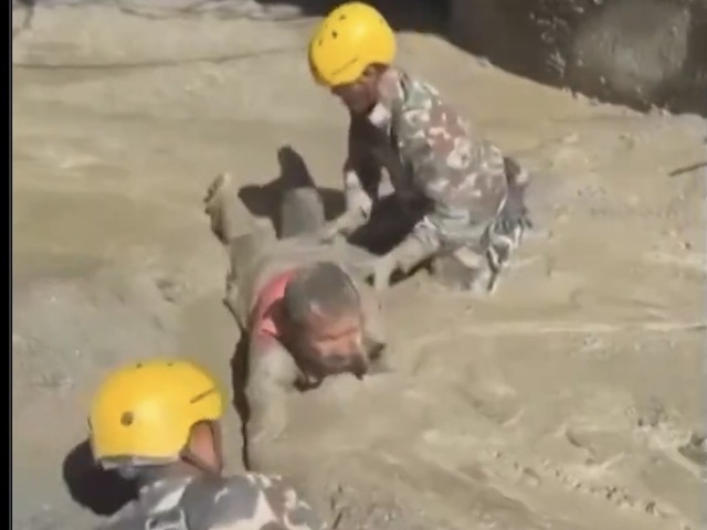 VIDEO: Smrtiaca lavína bahna premenila nepálske údolie na pascu. Záchranári sa plazia po bruchu, aby vytiahli živých