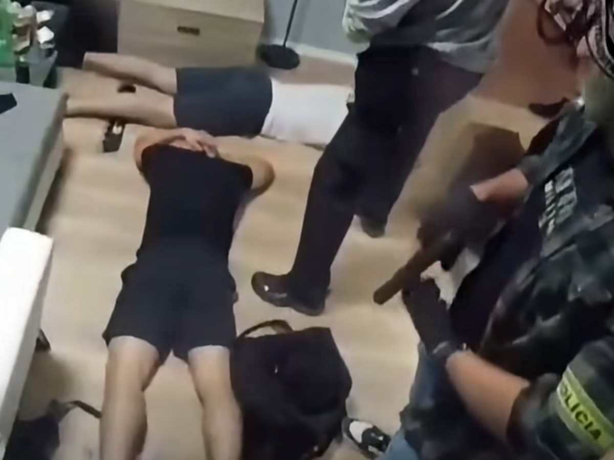 policajny zasah poliaci