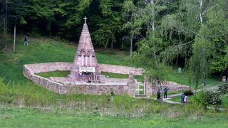 Kontroverznej výstavbe pri Kremničke je koniec. Pri najväčšom masovom hrobe na Slovensku začala platiť stavebná uzávera