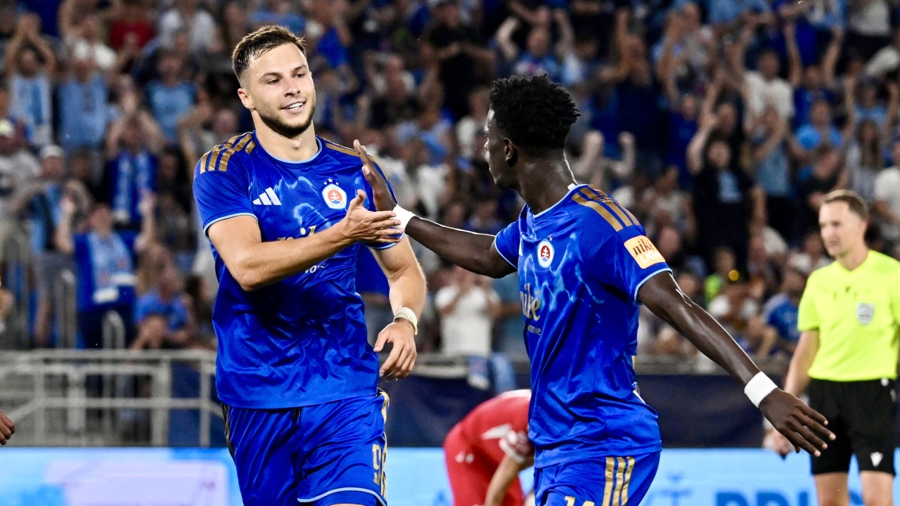 Mykola Kucharevič a Alasana Yjarang, obaja z ŠK Slovan Bratislava sa tešia po góle 1:0 počas odvetného zápasu 2. kola kvalifikácie Ligy majstrov UEFA 2026/27 medzi ŠK Slovan Bratislava - Iberia 1999 Tbilisi. Bratislava 29. júl 2026. 