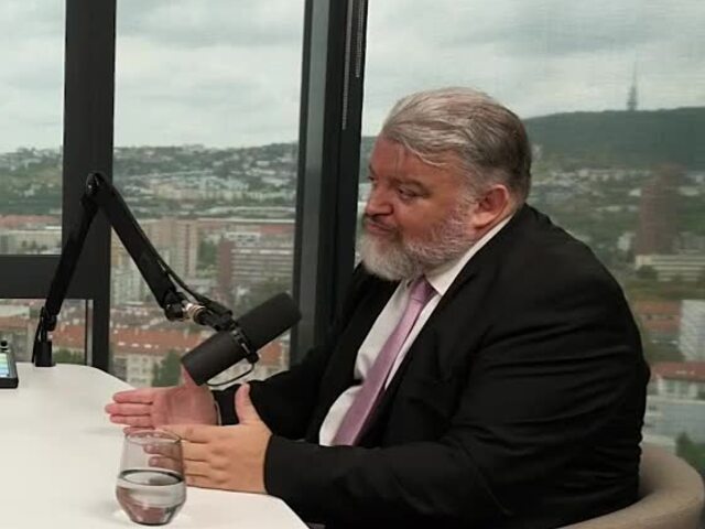 Ústava vznikla za tri týždne, no tie nestačili, dnes odhaľuje „míny“, tvrdí Chmelár. Podľa neho sa do nej dávajú aj „nezmysly“ 