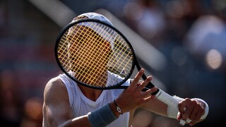 Bizarné scény na US Open. Francúz ledva chodil a podával zdola, fyzioterapeut mu odmietol pomôcť