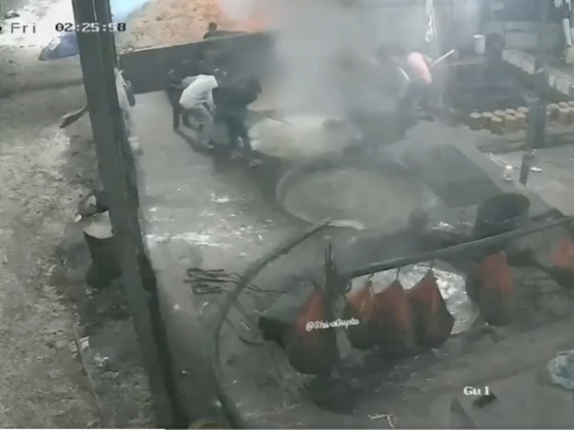 VIDEO: Pracovník továrne spadol do kade s vriacim cukrom. Kolegovia ho vyslobodzovali takmer minútu 