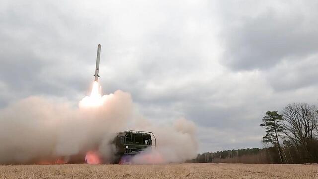 Iskander-M priamo pri odpálení balistickej rakety