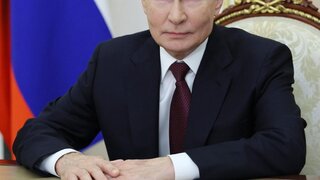 Novinári si na Putinovi všimli podozrivú modrinu na ľavej ruke, objaviť sa mala po podaní injekcie 