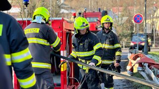 Prilba sa pri zásahu doslova roztavila. Hasiči majú obavy, podľa vedenia je výstroj bezpečný, kus však netestovalo