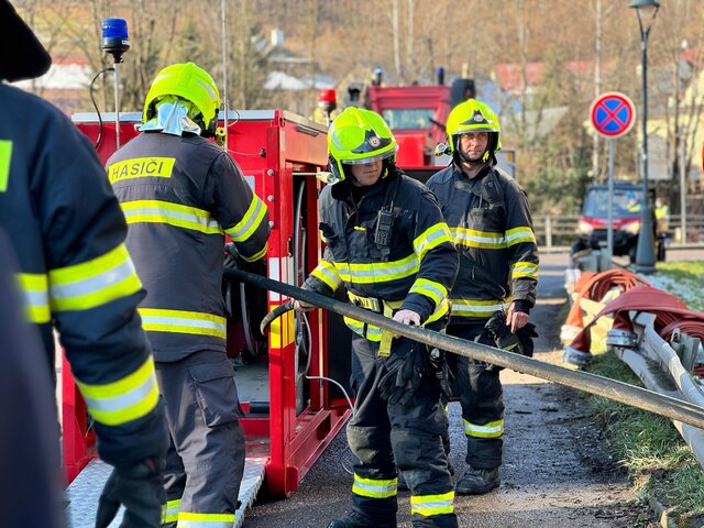 Prilba sa pri zásahu doslova roztavila. Hasiči majú obavy, podľa vedenia je výstroj bezpečný, kus však netestovalo