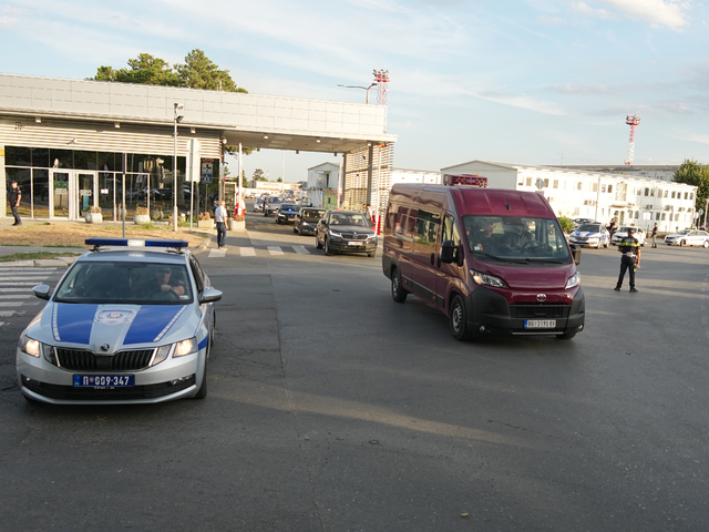 Rakvu vojnového zločinca Mladića priviezli do Srbska s vojenskými poctami. Rodina požiadala o pitvu jeho tela