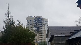Dron narazil do paneláka v ruskom Perme. Tlaková vlna bola tak silná, že vyrazila okná budov aj autobusu