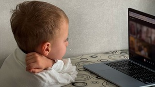 Chcel som byť len normálnym človekom, hovorí prvák z Kyjeva. Ruské drony a neustále sirény opäť zničili prvý školský deň