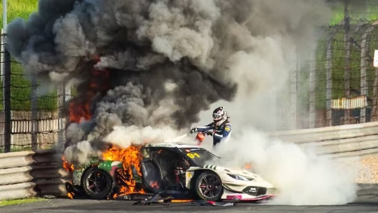 ferrari nehoda horiace auto.jpg