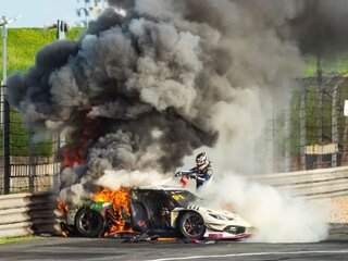 ferrari nehoda horiace auto.jpg
