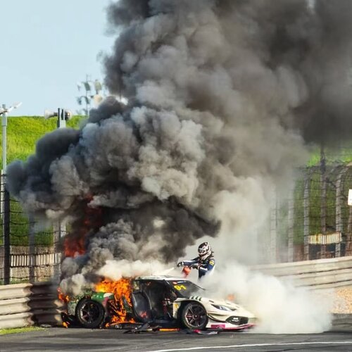 ferrari nehoda horiace auto.jpg