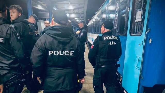 polícia vlaková stanica nástupište vlak policajt policajti hliadka 