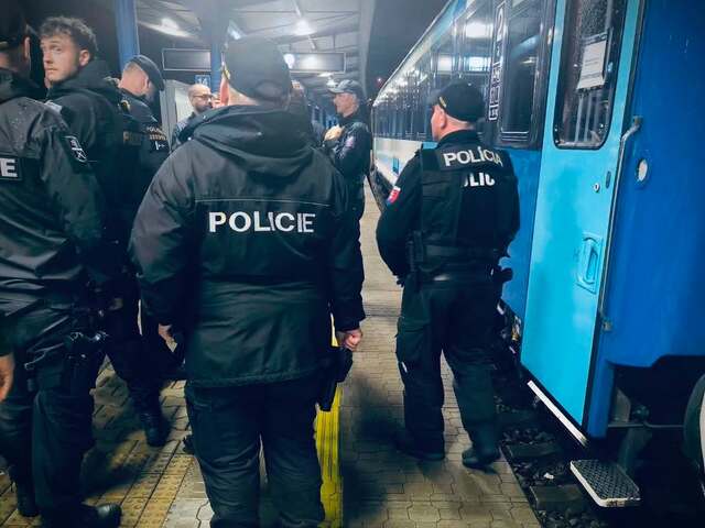 Policajti kontrolovali vlaky na hranici s Českom. Skontrolovali 181 ľudí, nelegálnych migrantov nenašli