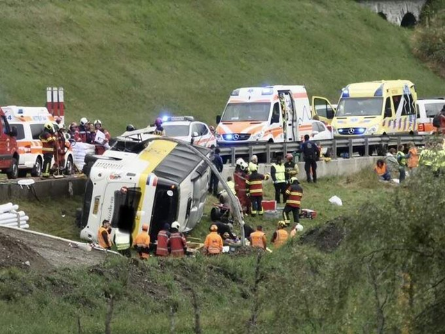 Tragická nehoda autobusu na východe Švajčiarska. Vozidlo zišlo z cesty, zahynulo viacero ľudí