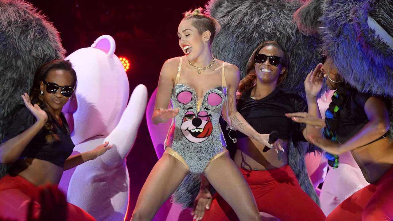 miley-2013-vma-052325-c090e8471ebb4ca0ad607f8011c3e95e.jpg