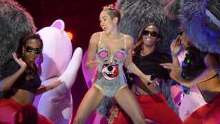 miley-2013-vma-052325-c090e8471ebb4ca0ad607f8011c3e95e.jpg