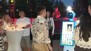 Veľká párty v hoteli Hilton. O zábavu sa postarala dídžejka a tanečnica v jednom Eliška "DJ ELLIE LYN" Betáková