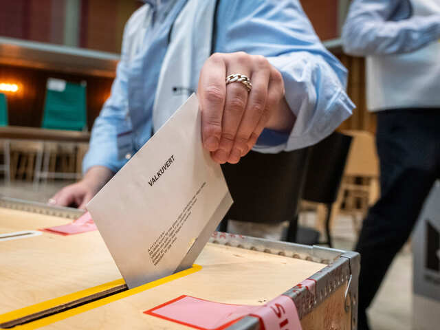 Švédi rozhodujú o novej vláde. Ľavicu a pravicu čaká mimoriadne tesný súboj, delia ich len desatiny percenta 