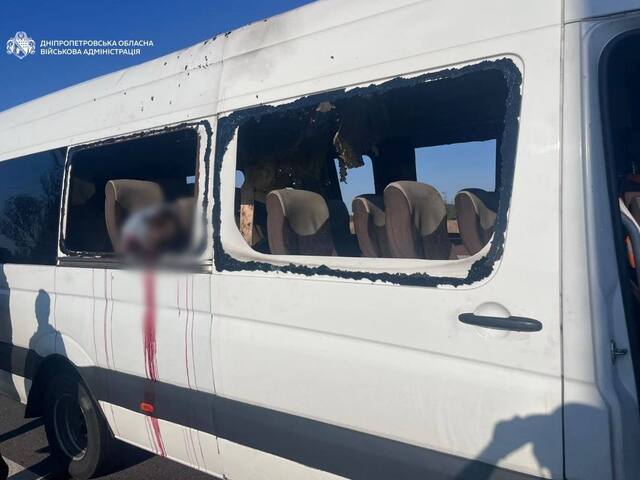 Ruský dron zasiahol autobus v Dnepropetrovskej oblasti. Útok si podľa úradov vyžiadal päť obetí a sedem zranených