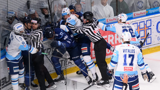 Slovan ignoroval oslavy Nitry. „Aký rešpekt?“ štekal Surový na novinára. Buček napriek piskotu ďakoval