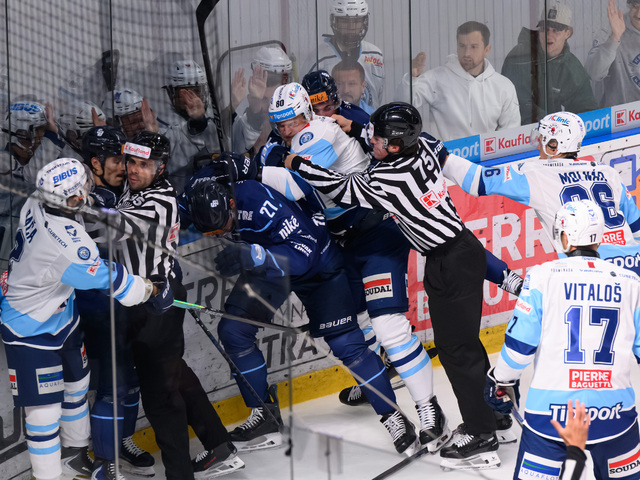 Slovan ignoroval oslavy Nitry. „Aký rešpekt?“ štekal Surový na novinára. Buček napriek piskotu ďakoval