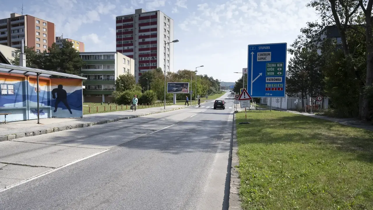 Dúbravka Bratislava zastávka autobusová cesta doprava auto mesto