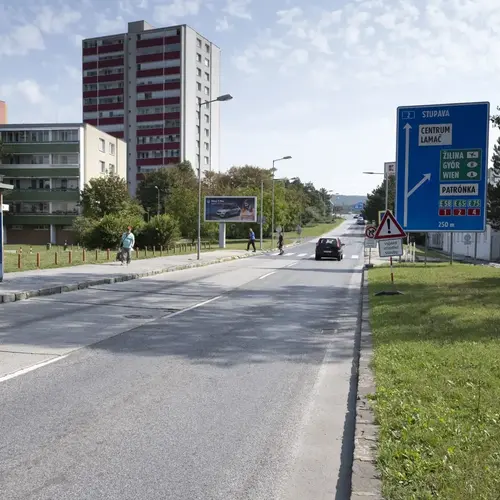 Dúbravka Bratislava zastávka autobusová cesta doprava auto mesto