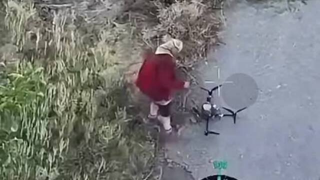 babka babička ukrajinská seniorka dron