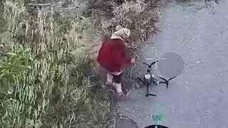 VIDEO: Ukrajinská babička našla ruský dron. Bez váhania ho rozobrala holými rukami a odniesla preč