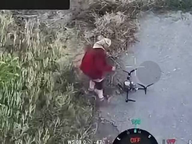 VIDEO: Ukrajinská babička našla ruský dron. Bez váhania ho rozobrala holými rukami a odniesla preč