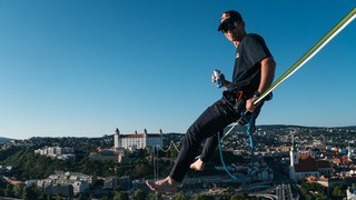 Z UFO na hrad po lane širokom necelé dva centimetre. Estónsky majster sveta sa v Bratislave pokúsi o svetový rekord