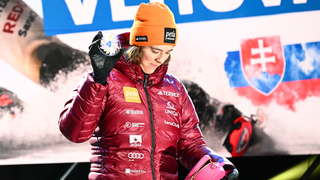 Hviezdy smerujú do Jasnej, ktorá Vlhovej takmer ukončila kariéru. Petra pozýva, o svojej účasti hovorí nejasne