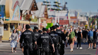 Oktoberfest je oficiálne otvorený. Mníchov čaká milióny návštevníkov, drahšie pivo a prísne bezpečnostné opatrenia