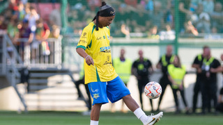 Návrat po viac ako dvoch dekádach. Ronaldinho sa po 23 rokoch vrátil na Slovensko a pobláznil vypredanú Trnavu