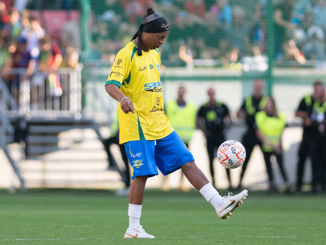 Návrat po viac ako dvoch dekádach. Ronaldinho sa po 23 rokoch vrátil na Slovensko a pobláznil vypredanú Trnavu