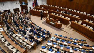 Pozmeňujúci návrh prišiel až na konci dňa. Opozícia žiada vysvetlenie zmien pri prenájmoch a dedení