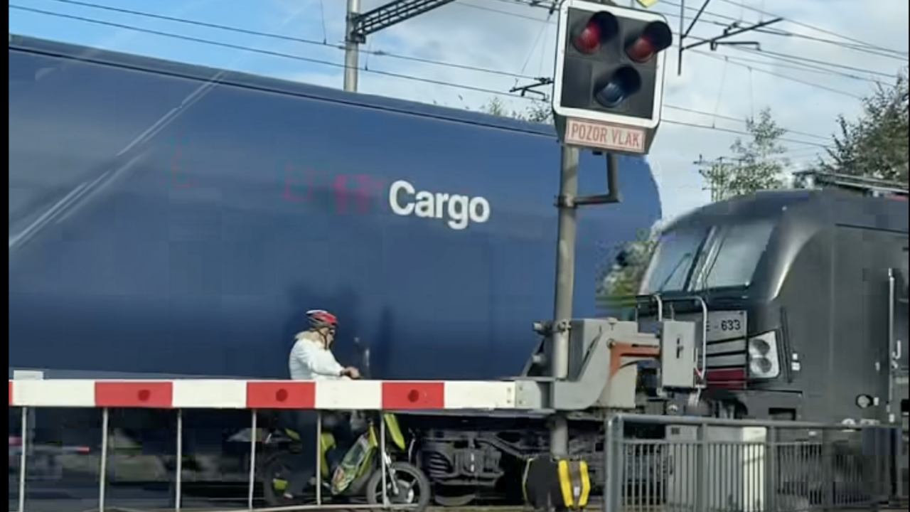motorkárka vlak závory svetelná signalizácia 