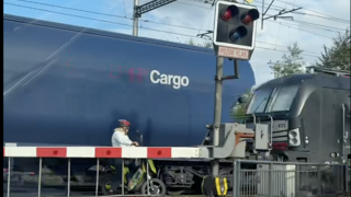 VIDEO: Motorkárka sa ocitla na priecestí, kde ju uväznili závory. Len tesne ju minul nákladný vlak
