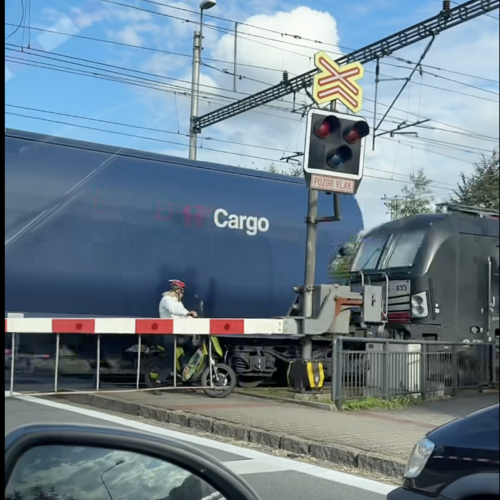 motorkárka vlak závory svetelná signalizácia 