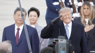VIDEO: Slávnostné privítanie Si Ťin-pchinga sprevádzal nečakaný moment. Trumpa zaskočil prelet bombardéra