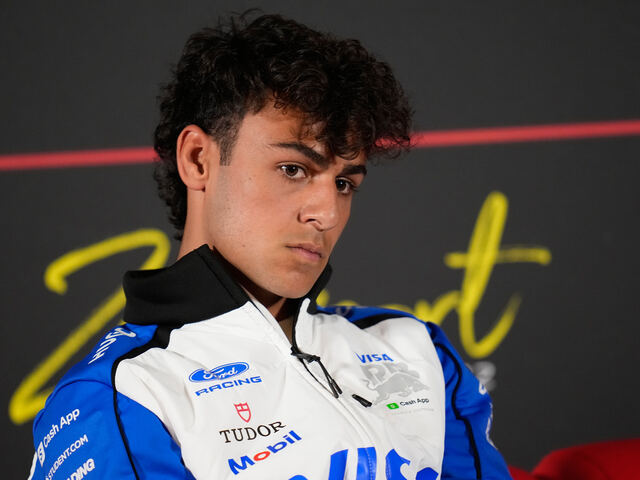 V F1 bojuje s najlepšími na svete, no inštruktor mu v autoškole vyčítal mŕtve uhly. Mladý pilot stále nemá vodičák