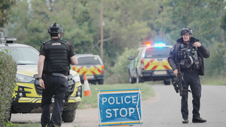 Britská polícia zadržala päť mužov pre podozrenie z terorizmu. V okolí americkej základne museli evakuovať domy