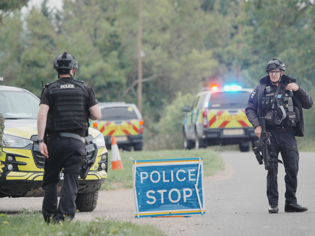 Britská polícia zadržala päť mužov pre podozrenie z terorizmu. V okolí americkej základne museli evakuovať domy