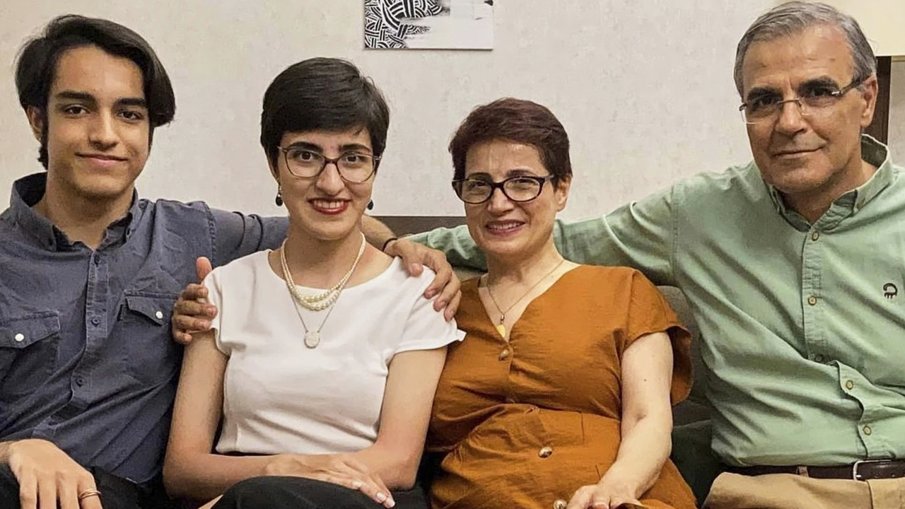 Nasrín Sotúdeová v žltom s rodinou