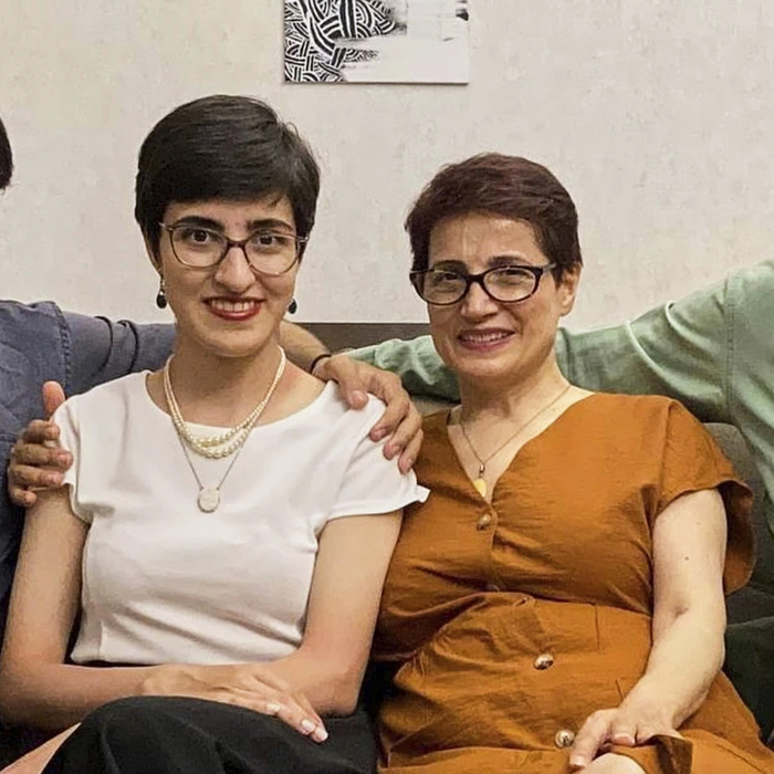 Nasrín Sotúdeová v žltom s rodinou