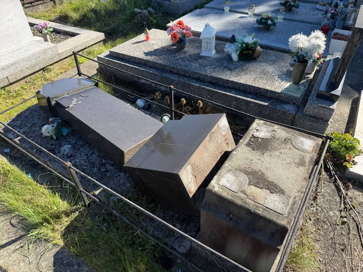 poškodené hroby na cintoríne vo Vrútkach