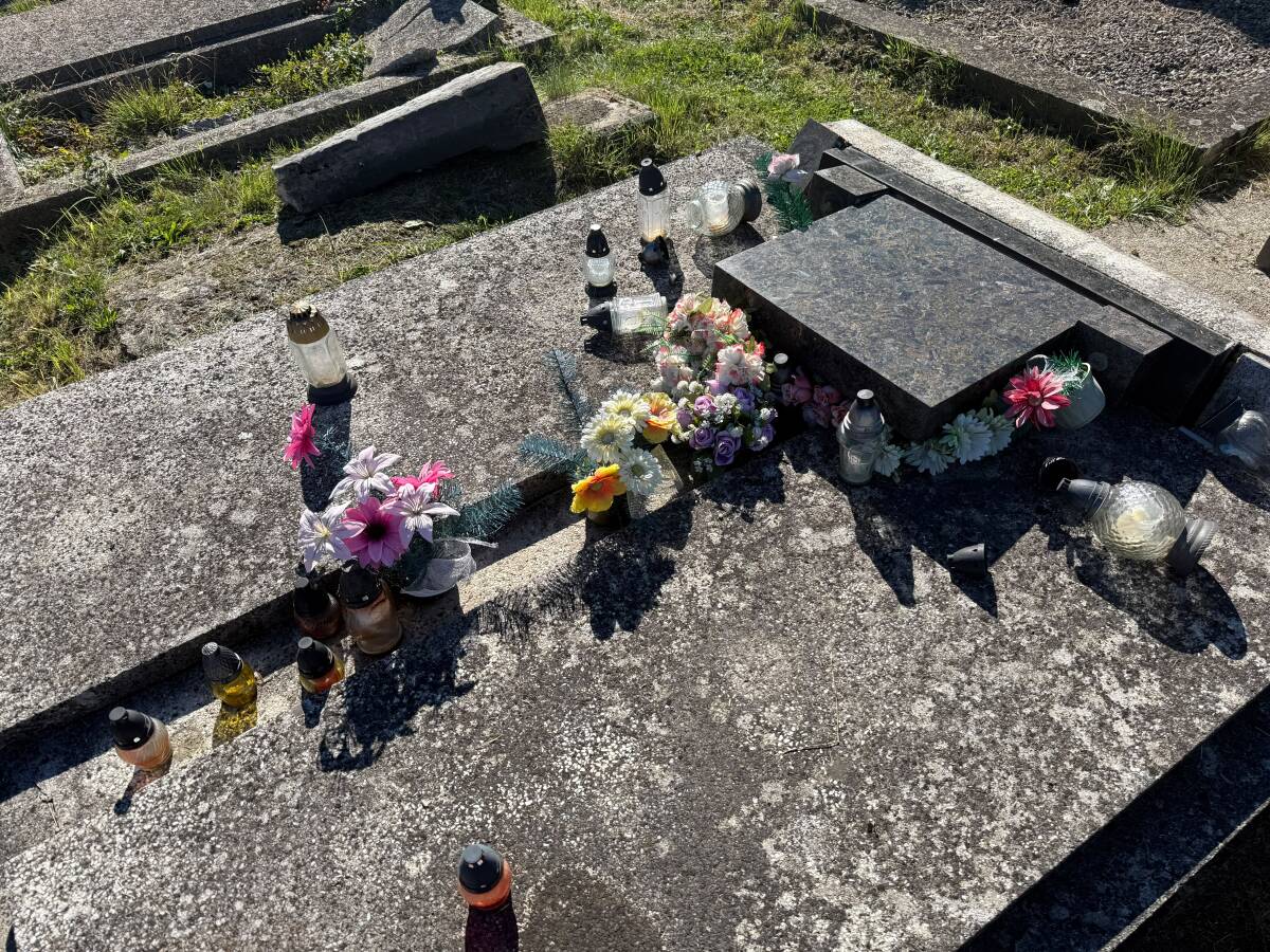 poškodené hroby na cintoríne vo Vrútkach